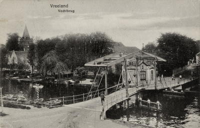 14943 Gezicht op de ophaalbrug over de Vecht in de bebouwde kom te Vreeland uit het westen; met het brugwachtershuisje ...